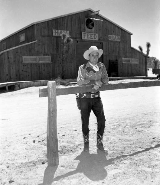 CitizenScreen's tweet image. "The Gene Autry Show" debuted on CBS on July 23, 1950, and aired for 91 episodes until August 7, 1956.