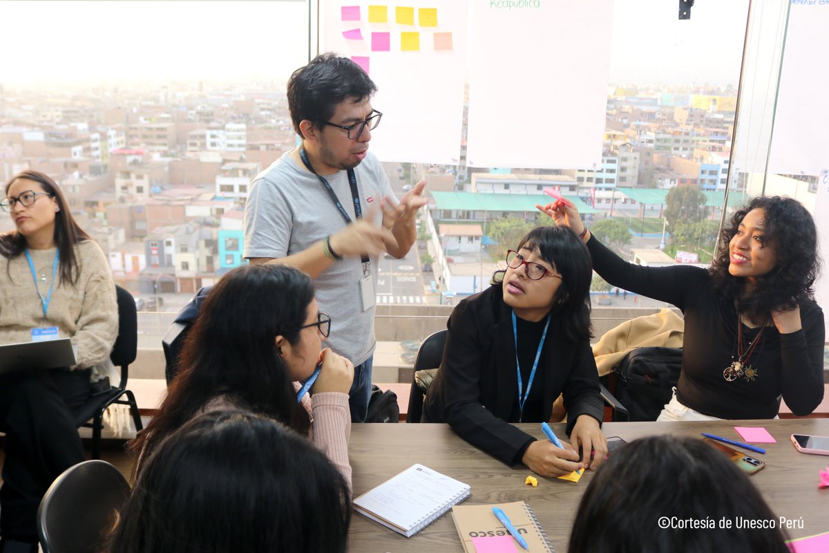 FAOPERU's tweet image. 👥 Más de 60 jóvenes se reunieron para co-crear un espacio digital que visibilice a las organizaciones juveniles que ya transforman el Perú.

🧭 Un paso clave para fortalecer su acción y voz en políticas públicas.

Con apoyo de @FAOPeru, @UNESCOPeru,@PNUDperu
 y @ONUPeru.