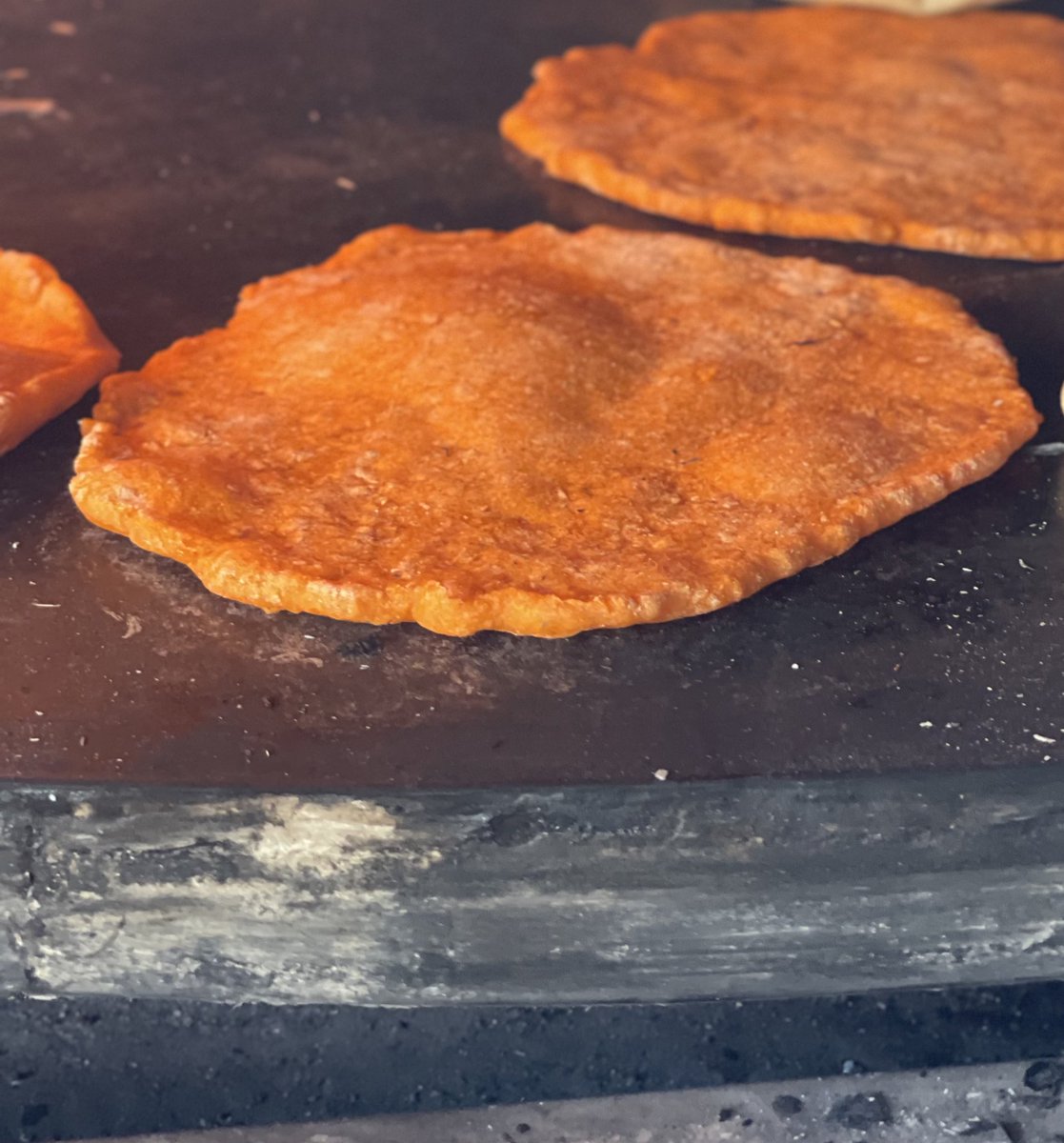 هذا الخبز ذات اللون البرتقالي مصنوع من مادة البقسماط ; بسبب المجاعة وعدم وجود دقيق القمح الناس في غزة لعجن توابل البقسماط وإعادة تدويرها لتصبح شبيه بالخبز للوهوله الاولي ظننت انه خبز مصنوع من العدس لكنه غير ذلك …..
#غزه_تموت_جوعاً 
#نحن_نموت_جوعا