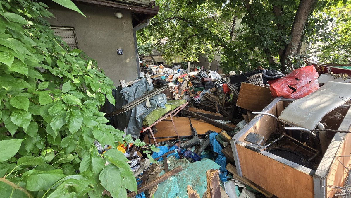 DragoslavicM's tweet image. Divlja deponija u dvorištu koja ugrožava zdravlje meštana Zvezdare!
U dvorištu se nalaze leševi životinja i neprijatni mirisi se šire ulicom.
Dodatni problem predstavljaju psi koji se nalaze unutra i bolesni su, izgladneli.
Dušana Popovića 6, Zvezdara.