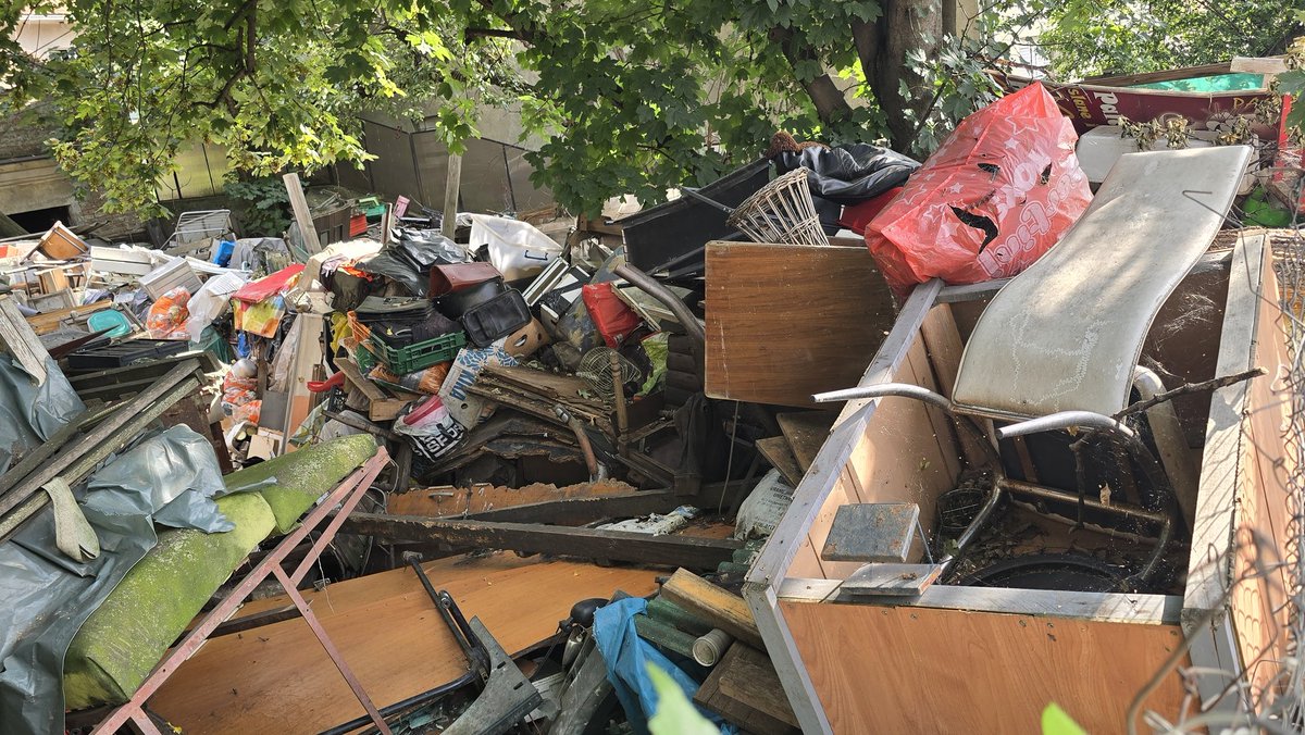 DragoslavicM's tweet image. Divlja deponija u dvorištu koja ugrožava zdravlje meštana Zvezdare!
U dvorištu se nalaze leševi životinja i neprijatni mirisi se šire ulicom.
Dodatni problem predstavljaju psi koji se nalaze unutra i bolesni su, izgladneli.
Dušana Popovića 6, Zvezdara.
