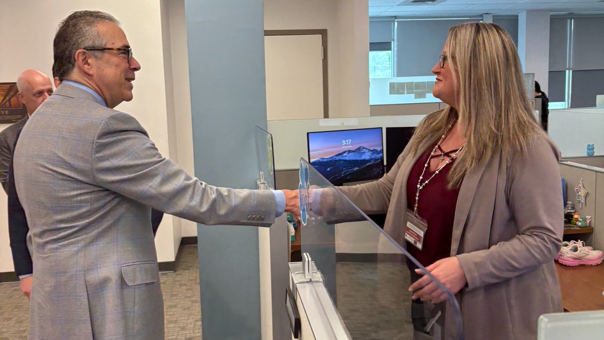 SBM_EVP's tweet image. It was a pleasure to visit the #StonyBrook Administrative Services team last week. As a former president of SBCM, I’ve seen firsthand the incredible work ethic, creativity, and dedication this group brings to everything they do. Thank you for having me! #WeAreStonyBrookMedicine