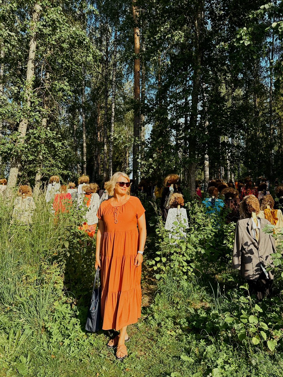 soile_lahti's tweet image. Ihana ilta Kuopion Syvänniemellä💛
Teatteri Hermannin laulunäytelmä Mökki Myytävänä sai hyvälle mielelle ja pitihän se samalla katsastaa juhlatunnelmissa lähellä oleva Hiljainen kansa. Kaunista!
