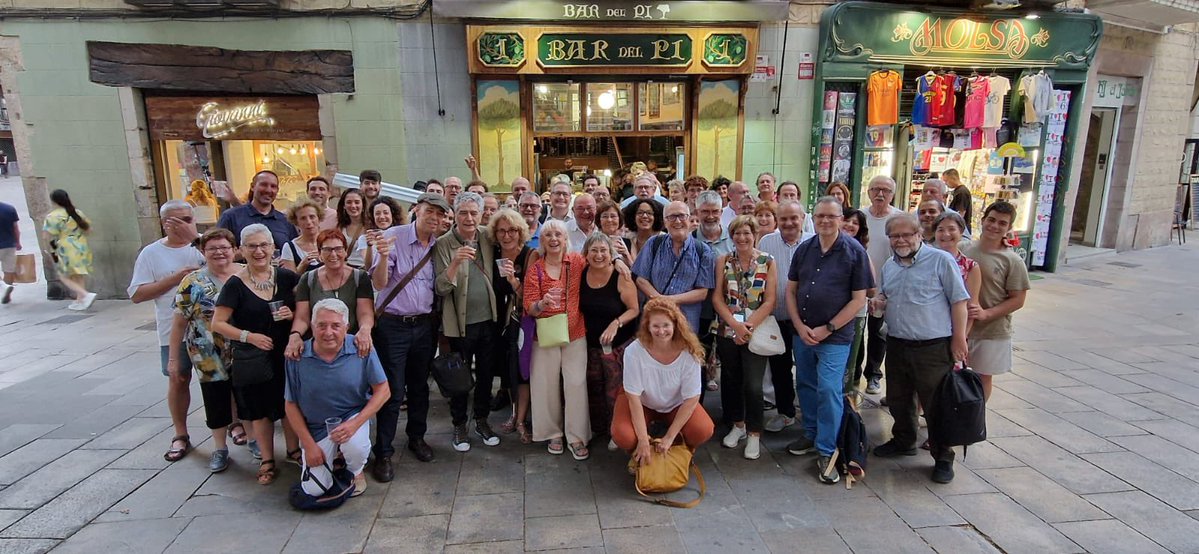 MandreuBcn's tweet image. El 89 aniversari del PSUC acaba amb el traicional brindis al bar del Pi, on es va fundar el 23 de juliol de 1936. Abans, a la seu de @ccoocatalunya, hem reflexionat sobre Paco Candel en clau històrica i de present amb Fàtima Ahmed @DialegsDeDona i Lali Vintró @NousHoritzons