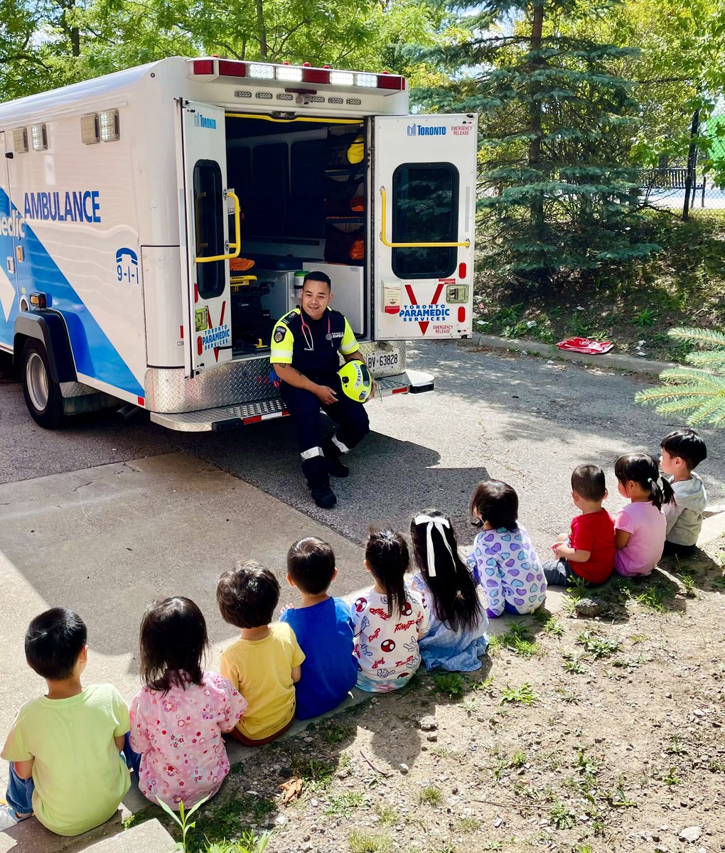 TorontoMedics's tweet image. We love connecting with the curious little learners in our community!

Paramedic Jay had a great time showing our gear and ambulance, and explaining our Certificate of Bravery🏅—given to children who show courage during an emergency. 

Thank you #LittleStepsELCC for having us! 🙏