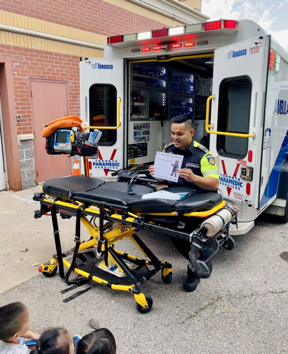 TorontoMedics's tweet image. We love connecting with the curious little learners in our community!

Paramedic Jay had a great time showing our gear and ambulance, and explaining our Certificate of Bravery🏅—given to children who show courage during an emergency. 

Thank you #LittleStepsELCC for having us! 🙏