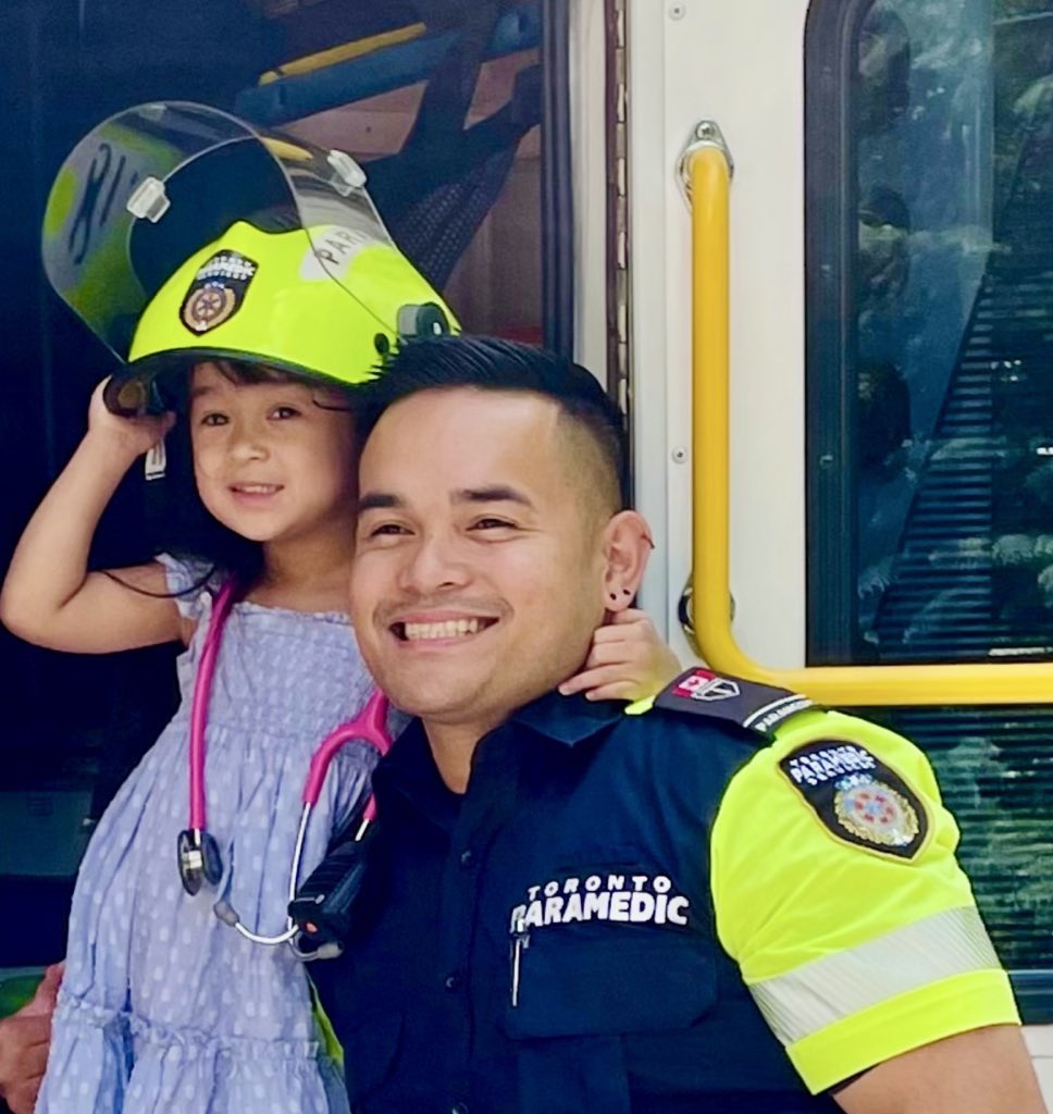 TorontoMedics's tweet image. We love connecting with the curious little learners in our community!

Paramedic Jay had a great time showing our gear and ambulance, and explaining our Certificate of Bravery🏅—given to children who show courage during an emergency. 

Thank you #LittleStepsELCC for having us! 🙏