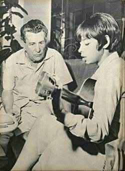 jornalnota's tweet image. NOSTALGIA! 🚨 Um encontro histórico! 😱❤️
Em 1966, Vicente Celestino, aos 71 anos, observa com admiração Nara Leão, de 24 anos, cantando e tocando em sua residência.
🎶 Vicente, lendário cantor e compositor, brilhou com suas canções românticas e voz inconfundível, sendo um…