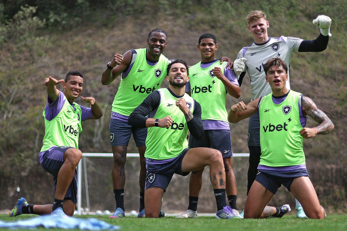 Botafogo's tweet image. Equipe vencedora da atividade hoje! 🟢⚽️ #VamosBOTAFOGO
📸 Vítor Silva/ BFR