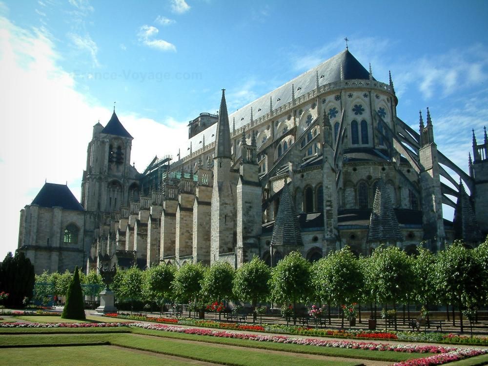 Bourges: Set off to discover the medieval city of Bourges, whose highlights include its cathedral and Jacques Coeur Palace - france-voyage.com/s-179b9