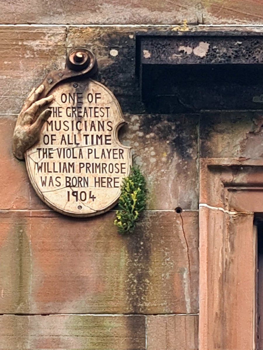 I love the shape and detail, especially the sculpted hand, on this memorial to William Primrose on a tenement on Wilton Drive in the northwest of Glasgow. 

Cont./

#glasgow #memorial #williamprimrose  #plaque #violin #viola