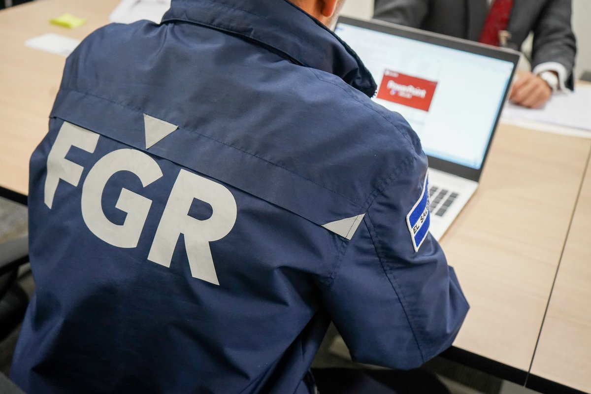 FGR_SV's tweet image. Como parte del proceso de atención integral a las víctimas, la @FGR_SV coordinó compensación económica para las personas que denunciaron haber sido estafadas por una empresa dedicada a la venta de muebles modernos y de alto valor económico.
Según las investigaciones, desde el…
