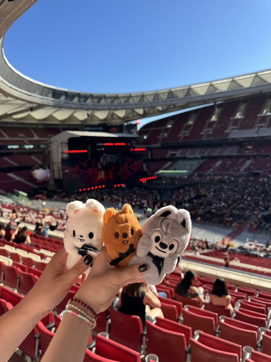 97cbea's tweet photo. I imagine you in the night sky
You comforting me somewhere
Don't matter, even if I lose everything right now, I'd endure it 
By thinking of you I'll go anywhere

⋆˚☆˖°⋆｡° ✮˖ ࣪ ⊹⋆.˚
#dominATE_Madrid #스트레이키즈 https://t.co/qS6EVUpcsH