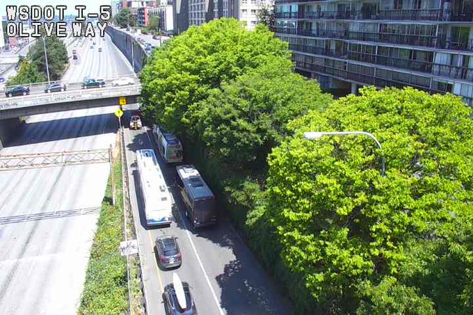 更新：在Olive Way（MP 166）的北行I-5坡道上，碰撞现在阻止了整个坡道。