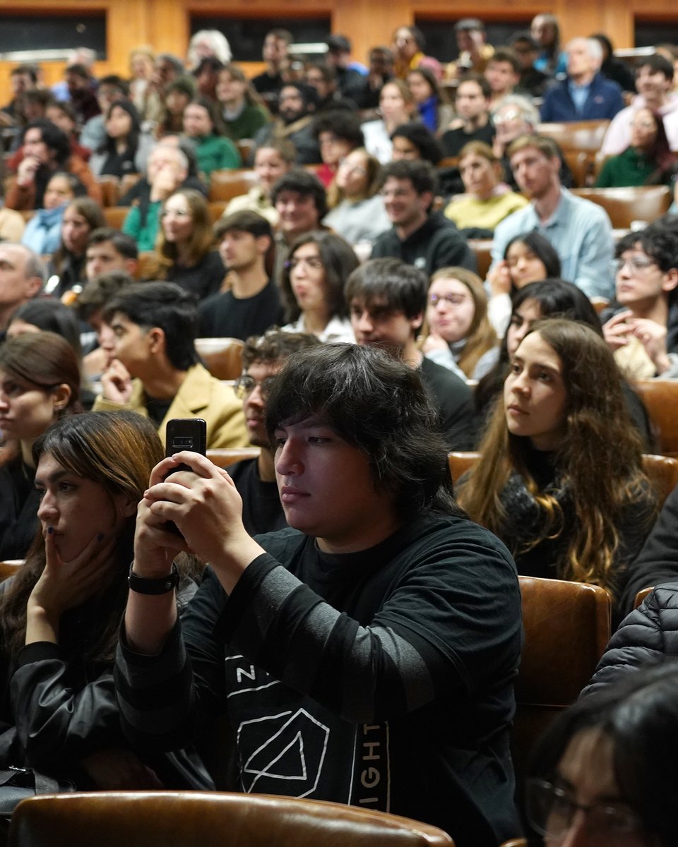Exactas_UBA's tweet image. 🧑🔬 Mañana termina la Escuela de Invierno Giambiagi de @Fisica_UBA.
🕳️ Esta edición las charlas y clases fueron sobre holografía, agujeros negros y teoría de la información.
🌏 El físico teórico Juan Martín Maldacena brindó una conferencia llamada “El significado del…