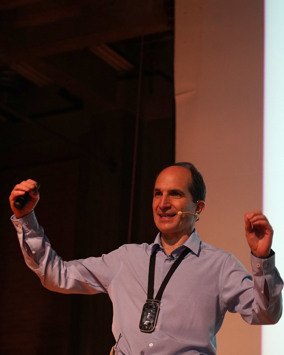 Exactas_UBA's tweet image. 🧑🔬 Mañana termina la Escuela de Invierno Giambiagi de @Fisica_UBA.
🕳️ Esta edición las charlas y clases fueron sobre holografía, agujeros negros y teoría de la información.
🌏 El físico teórico Juan Martín Maldacena brindó una conferencia llamada “El significado del…