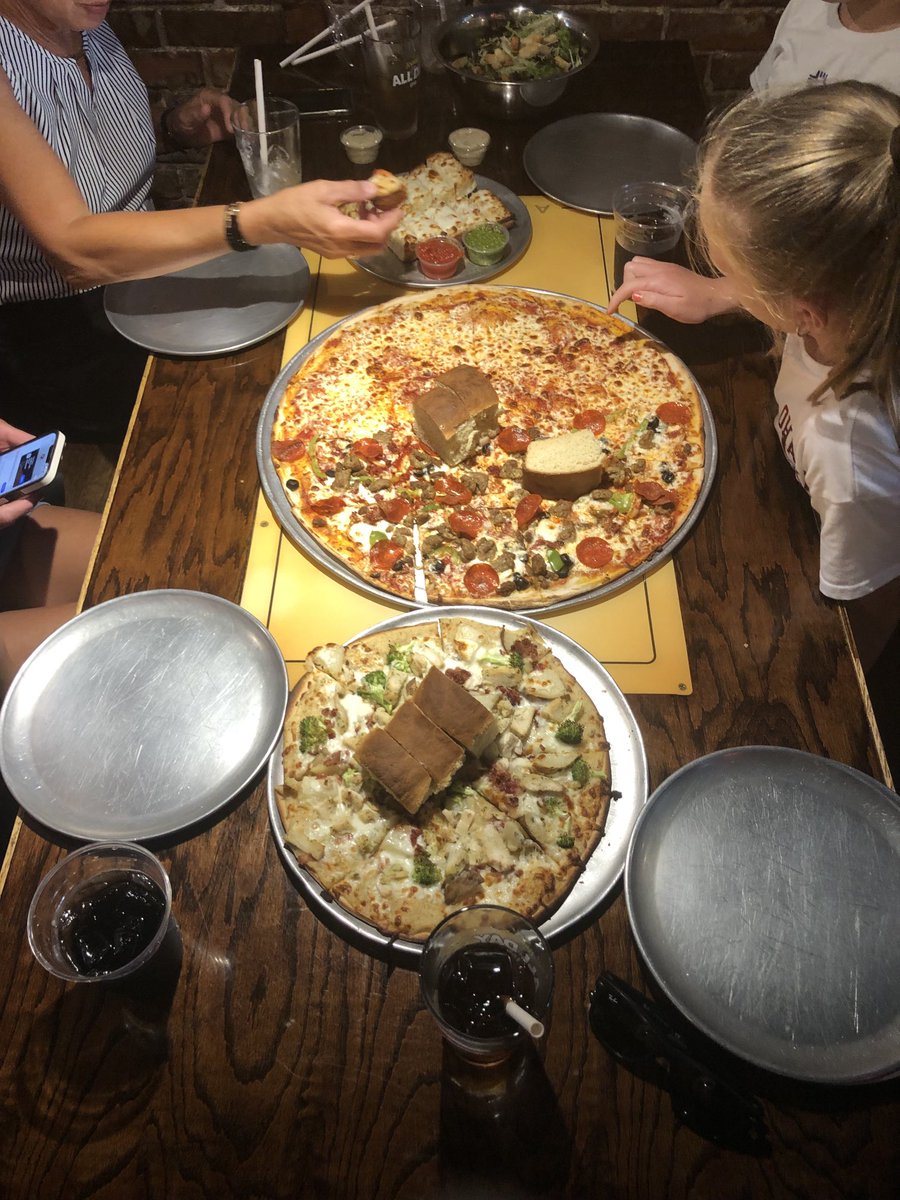 TheChadWithrow's tweet image. Yia-Yia’s Pizza in Lincoln, NE.

Approved.