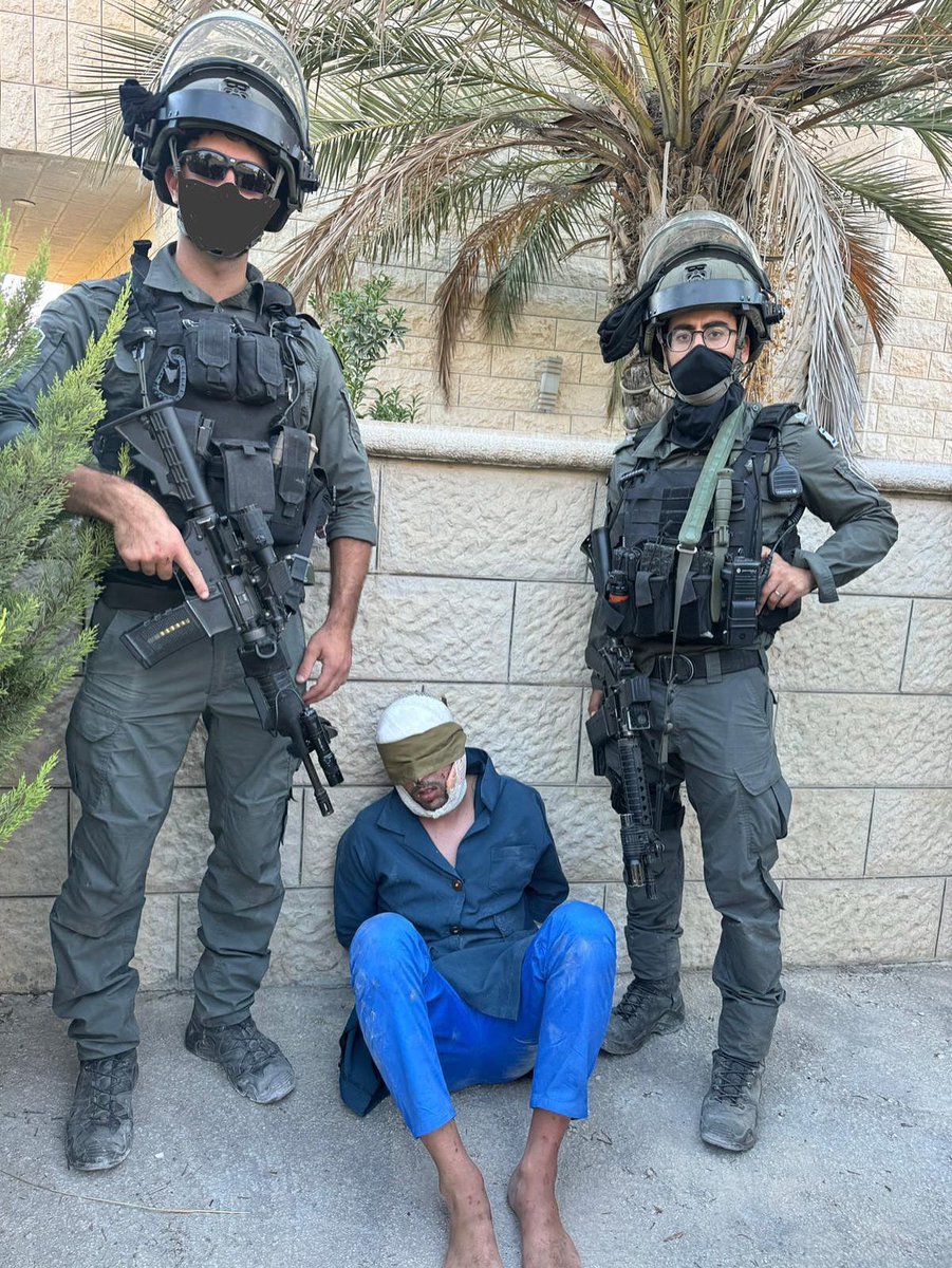 IL_police's tweet image. בסגירת מעגל - לוחמי מג״ב איו״ש, שב״כ וצה״ל עצרו בשכם את המחבל שביצע את פיגוע המטענים בערים בת-ים וחולון
מוקדם יותר היום (ד׳), כוחות מג״ב איו״ש, שב״כ וצה״ל עצרו בשכם שבחטיבת שומרון, את המחבל עבד אל-כרים צנובר, שביצע את פיגוע המטענים בשלושה אוטובוסים חונים בערים בת-ים וחולון, ב-20…