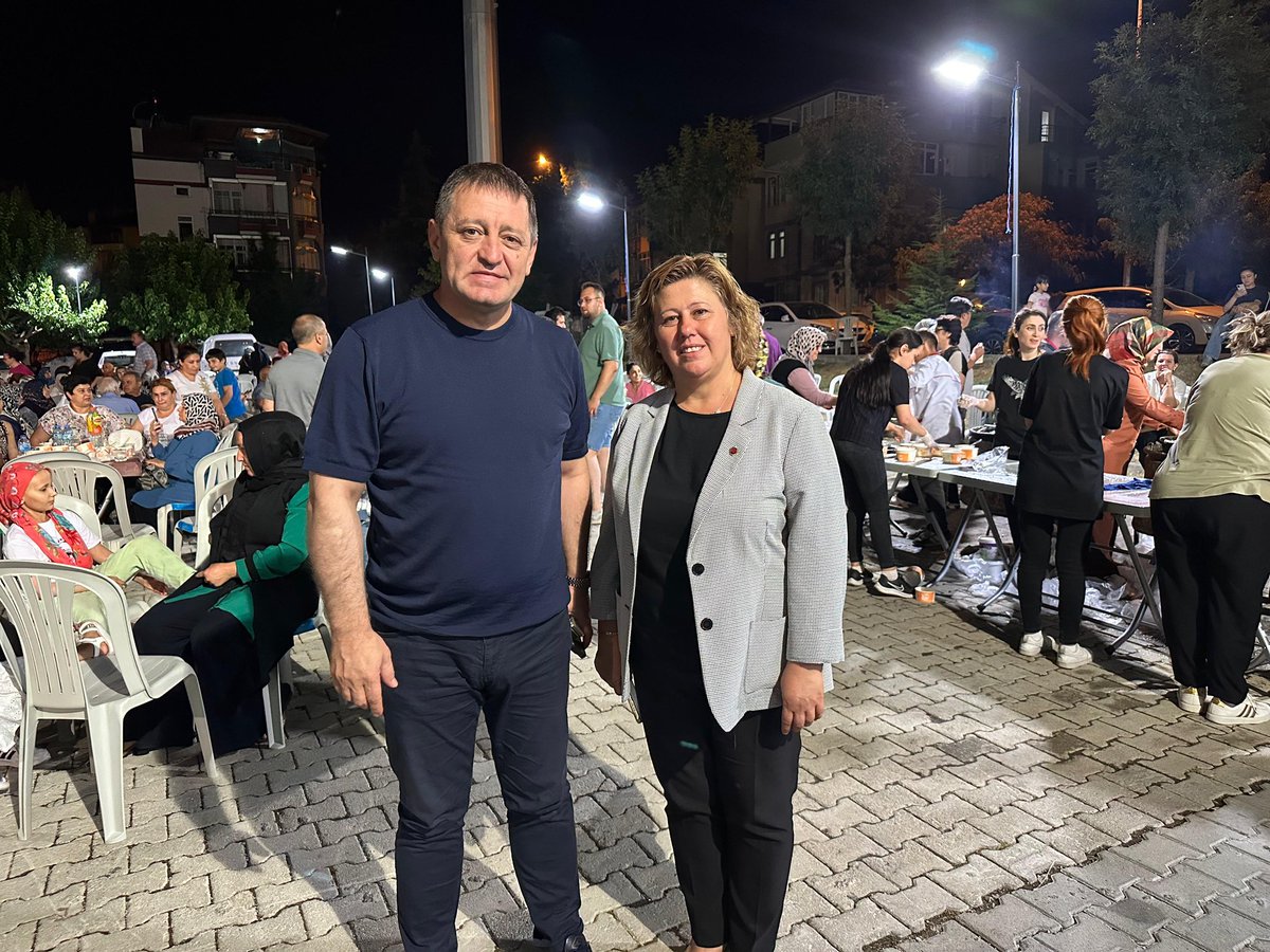 📍 Modernevler Mahallesi

Modernevler Mahallesi Muhtarı Sayın Ebru Özbayrakçı’nın ev sahipliğinde düzenlenen Aşure Programına katıldık.

Paylaşmanın ve dayanışmanın simgesi olan bu güzel etkinlikte hemşehrilerimizle bir araya gelmekten mutluluk duyduk.
Kıymetli Muhtarımıza ve
