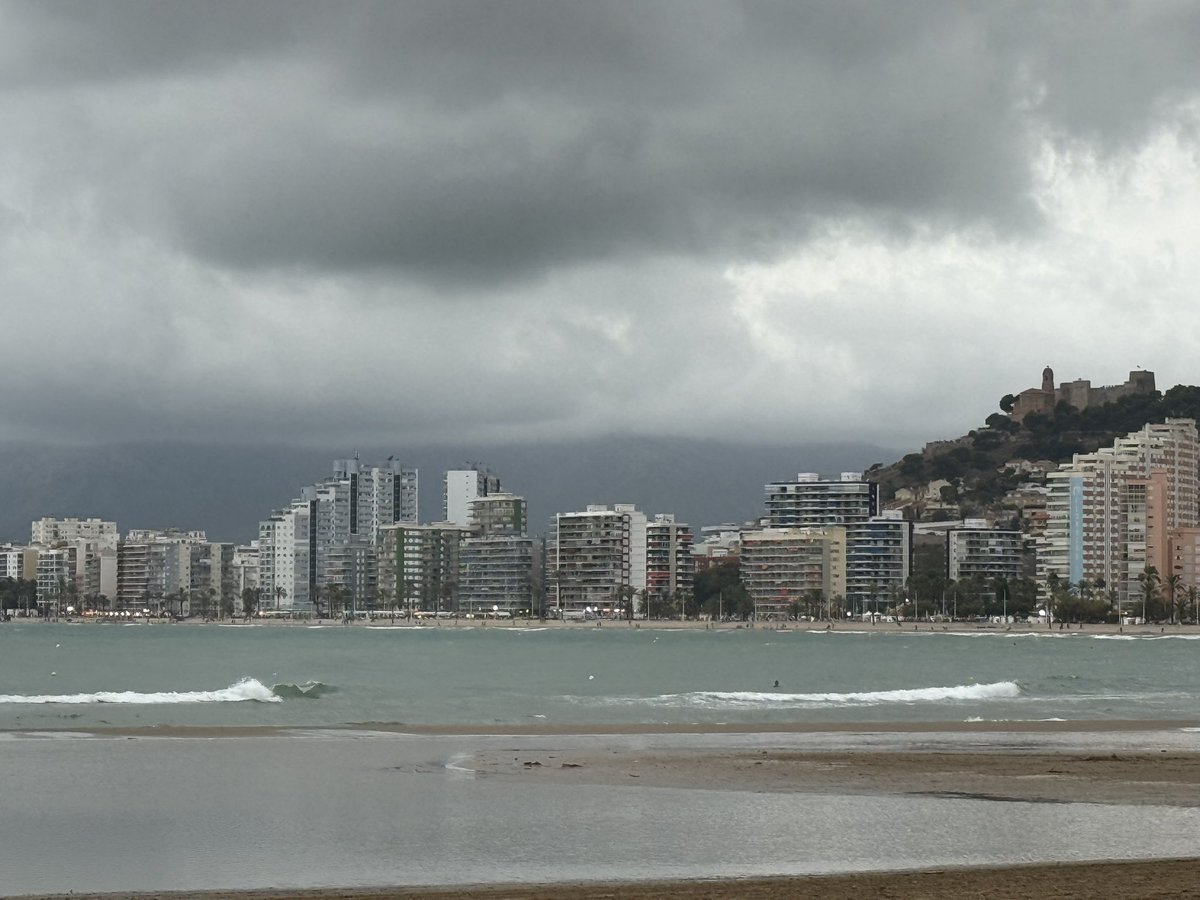 MeteoCullera's tweet image. Ha aumentado la nubosidad en las últimas horas y también la inestabilidad en puntos del norte de la CV. Temperatura máxima de 29° en #Cullera. Atención ya que desde la madrugada aumenta la posibilidad de #chubascos y #tormentas en nuestra zona! #Marenyet (R. Tortajada) y #ElRacó.