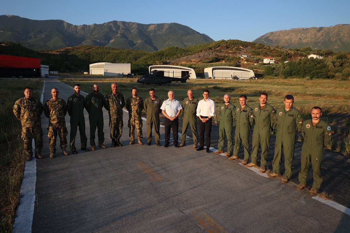 📍Në Bazën Ajrore të Farkës ku pata mundësinë të falenderoj nga afër pilotët hungarezë të dy helikopterëve H225m, të ardhur në ndihmë për përballimin e zjarreve në disa zona të vendit, krahas mjetit Canadair të Forcës ajrore kroate. 

🤝 Kjo mbështetje, në kuadër të Mekanizmit të
