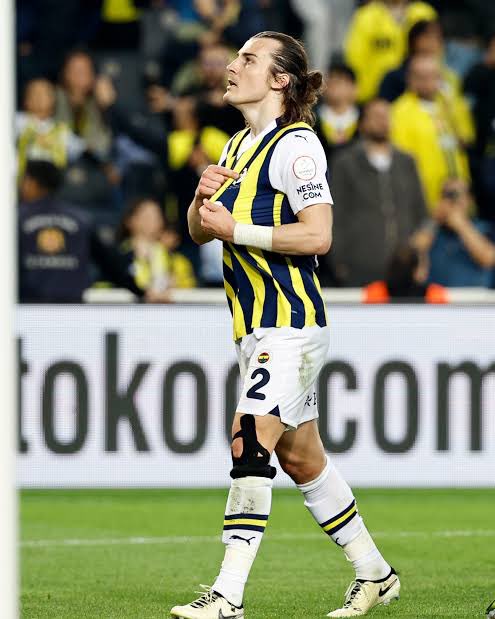 Fenerbahçe’de pek dillendirilmeyen ama çok büyük bir sorun daha var:

Çağlar Söyüncü…

Sezon içerisinde yediğimiz gollerin analizi yapılsın, en az 20’sinde Çağlar’ın hatasını görebilirsiniz. 

Hep söyledim, yine söylüyorum. Çağlardan bir an önce kurtulmamız lazım.