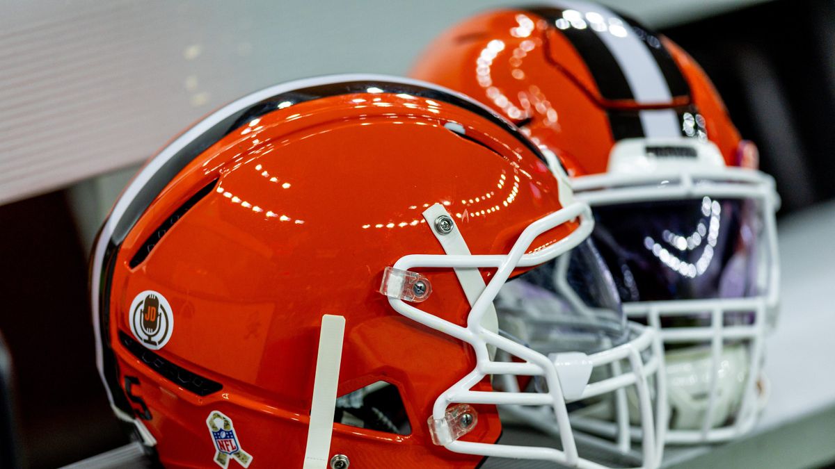 ForTheWin's tweet image. NFL fans had jokes after someone fell into the lake during the Browns’ helmet unveiling ftw.usatoday.com/story/sports/n…