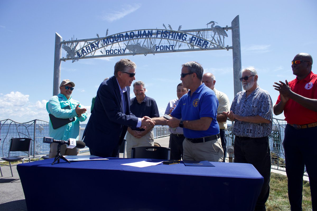 RhodeIslandDEM's tweet image. Today @GovDanMcKee signed an Executive Order declaring Sunday, July 27, RI’s 36th Annual #GovBayDay.
🏖 Free parking at state beaches & free @RIPTA_RI 🚌beach bus service on 7/27.
🎣 License-free recreational saltwater fishing 7/25-7/27
🔗 Learn more riparks.ri.gov/beaches/govern…