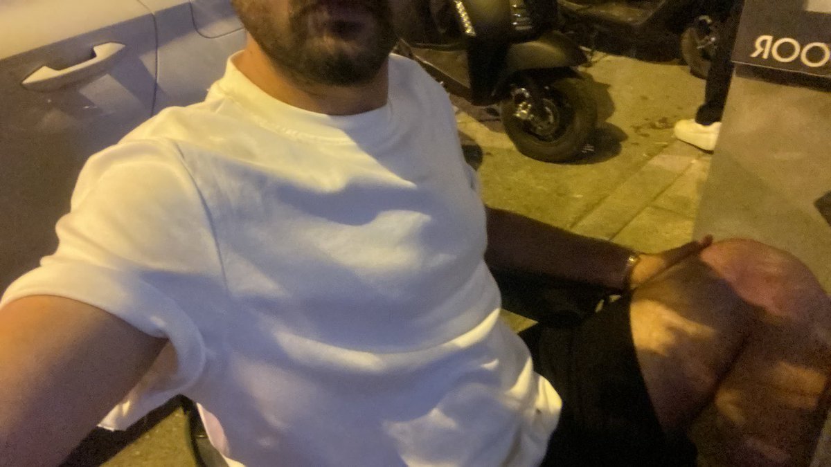 yapmaboran's tweet image. Saat 10 buçuk şort-tişört çıktım martıyla kafeye geldim arabadan kamp sandalyelerini çıkardık parkta insanlar köpeklerini oynatıyor caddede insanlar sevgilileriye geziyor az önce önümden gay geçti çorum hiç tahmin ettiğiniz gibi biyer değil amk