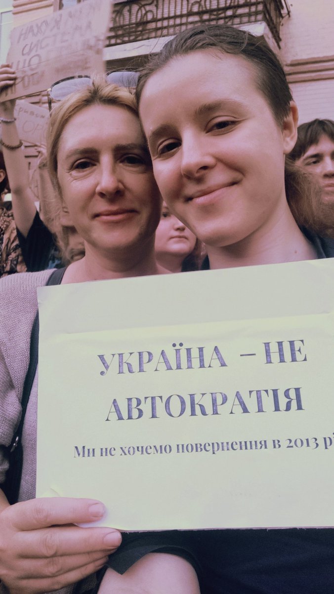FelixoraDraws's tweet image. На пам'ять
В 2004 та 2013-4 стояла моя мати. Тепер моя черга.