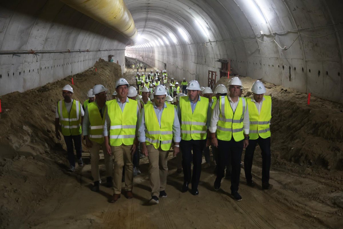 Adif_es's tweet image. 👷♂️🚇✅ ¡Cale del túnel de Viator! Este miércoles hemos completado la excavación de este túnel de 878 metros. 💪🏻 Un paso más para la llegada de la #AltaVelocidad a #Almería y la conexión con el #CorredorMediterráneo.
📸 El ministro de @transportesgob, @oscar_puente_, acompañado…