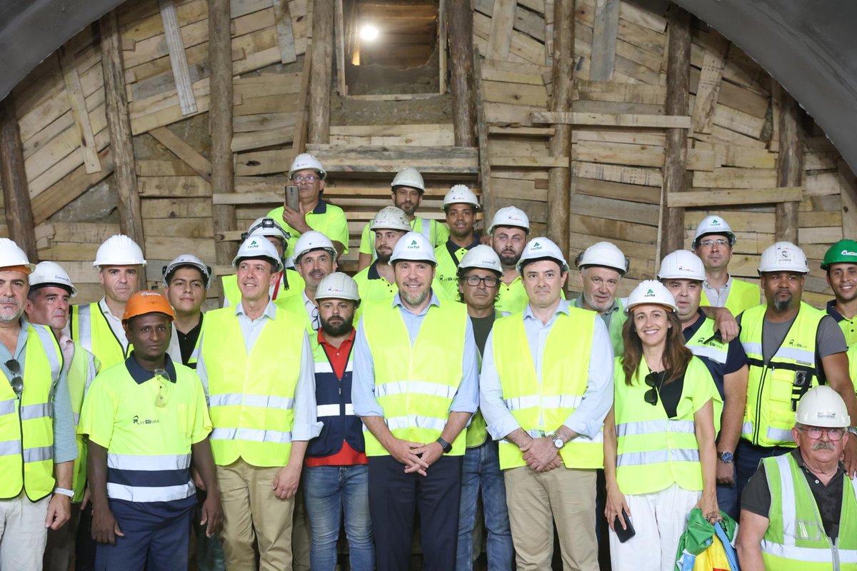 Adif_es's tweet image. 👷♂️🚇✅ ¡Cale del túnel de Viator! Este miércoles hemos completado la excavación de este túnel de 878 metros. 💪🏻 Un paso más para la llegada de la #AltaVelocidad a #Almería y la conexión con el #CorredorMediterráneo.
📸 El ministro de @transportesgob, @oscar_puente_, acompañado…