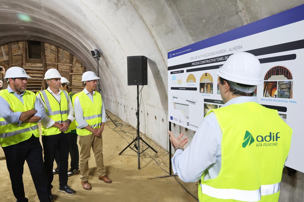 Adif_es's tweet image. 👷♂️🚇✅ ¡Cale del túnel de Viator! Este miércoles hemos completado la excavación de este túnel de 878 metros. 💪🏻 Un paso más para la llegada de la #AltaVelocidad a #Almería y la conexión con el #CorredorMediterráneo.
📸 El ministro de @transportesgob, @oscar_puente_, acompañado…