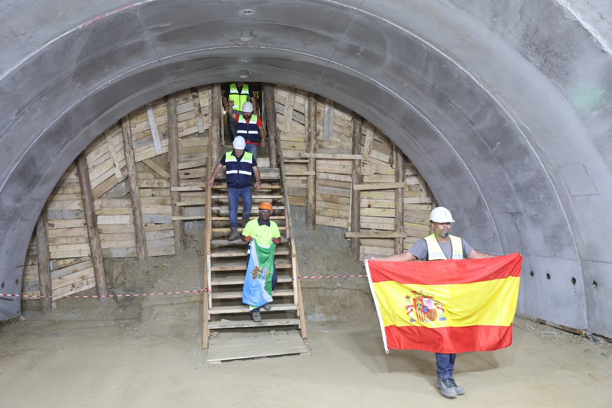 Adif_es's tweet image. 👷♂️🚇✅ ¡Cale del túnel de Viator! Este miércoles hemos completado la excavación de este túnel de 878 metros. 💪🏻 Un paso más para la llegada de la #AltaVelocidad a #Almería y la conexión con el #CorredorMediterráneo.
📸 El ministro de @transportesgob, @oscar_puente_, acompañado…