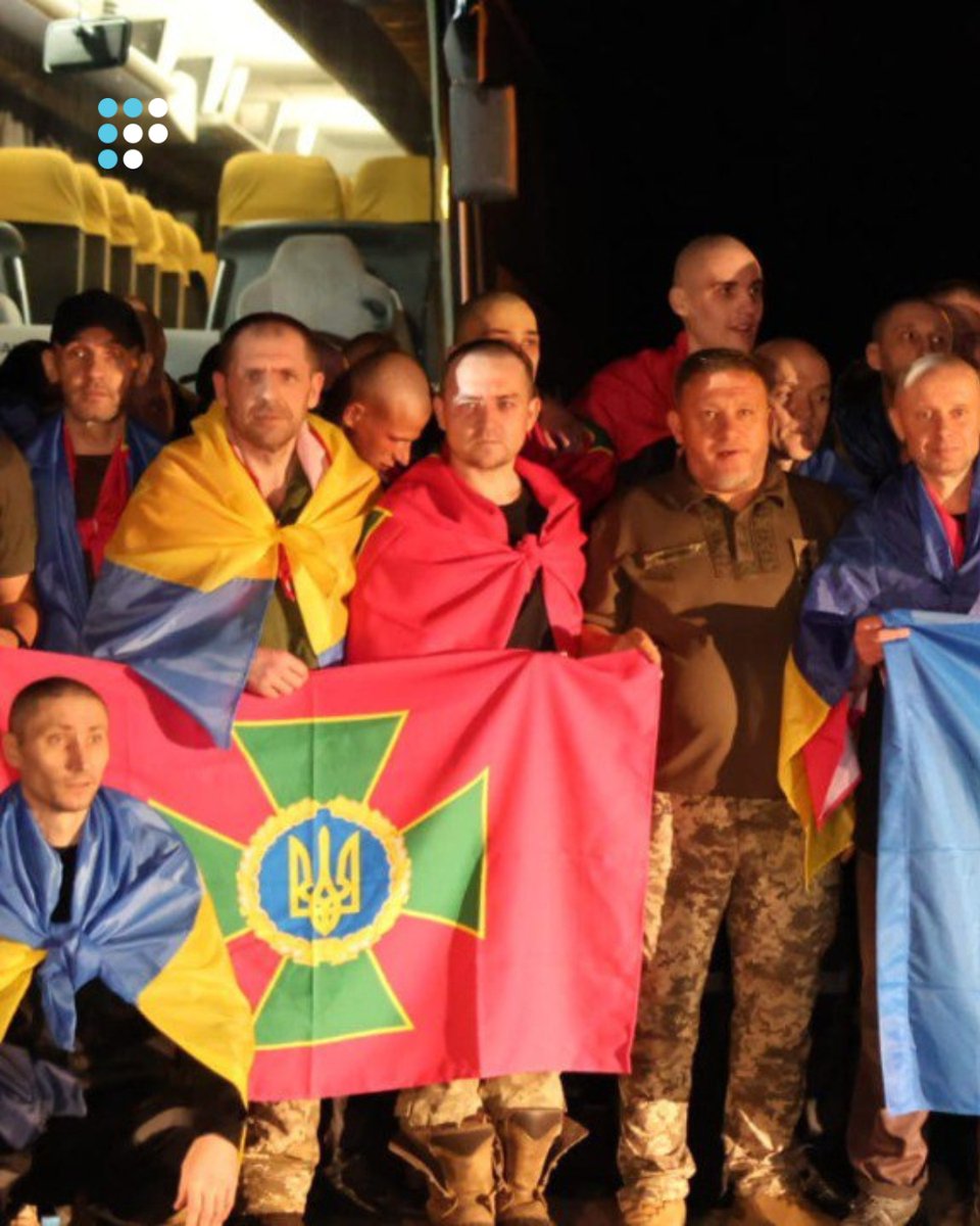 HromadskeRadio's tweet image. 🇺🇦 До України повернулися військовослужбовці Збройних Сил, зокрема з Десантно-штурмових військ, ВМС, Сил ТрО, а також представники Держприкордонслужби, Нацгвардії та Національної поліції. Звільнено як солдатів і сержантів, так і офіцерів.
📍Серед визволених — воїни, які…