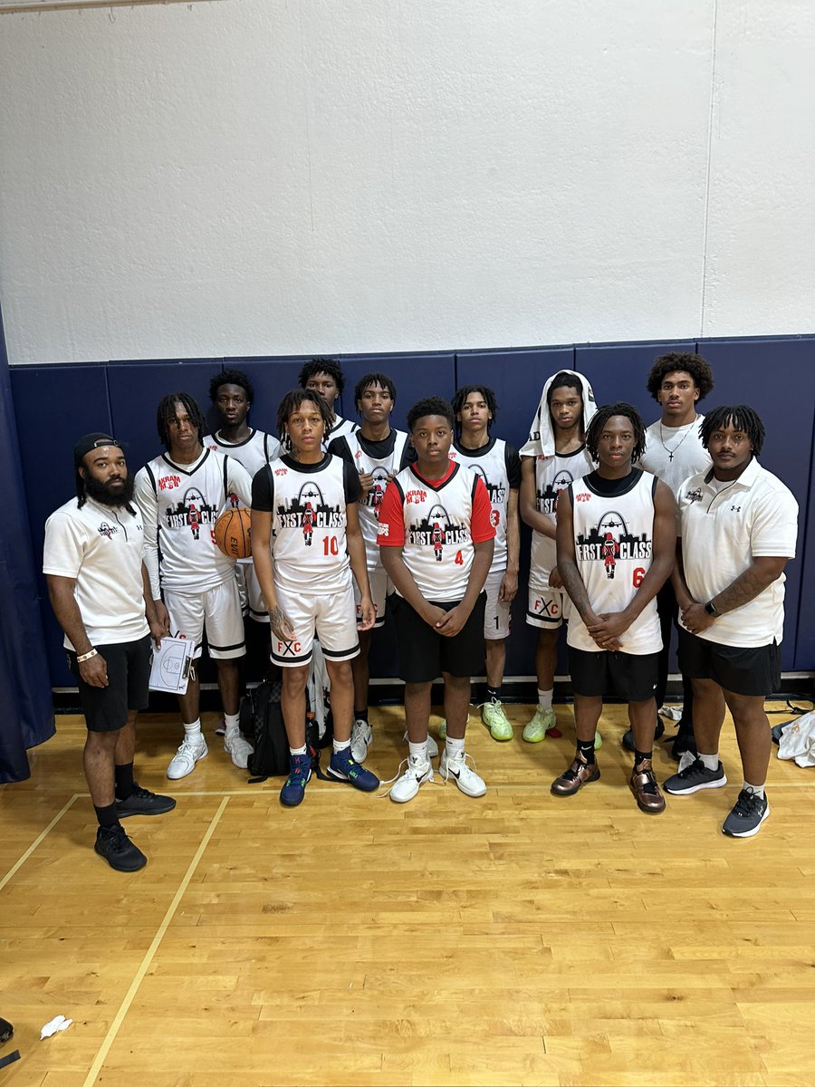 Proud of how are boys competed this past weekend with <a href="/RL_Hoops/">RecruitLook Hoops</a> finishing 3-2 playing 17U in Chicago. Great group of guys