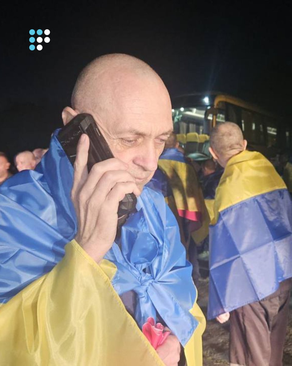HromadskeRadio's tweet image. 🇺🇦 До України повернулися військовослужбовці Збройних Сил, зокрема з Десантно-штурмових військ, ВМС, Сил ТрО, а також представники Держприкордонслужби, Нацгвардії та Національної поліції. Звільнено як солдатів і сержантів, так і офіцерів.
📍Серед визволених — воїни, які…