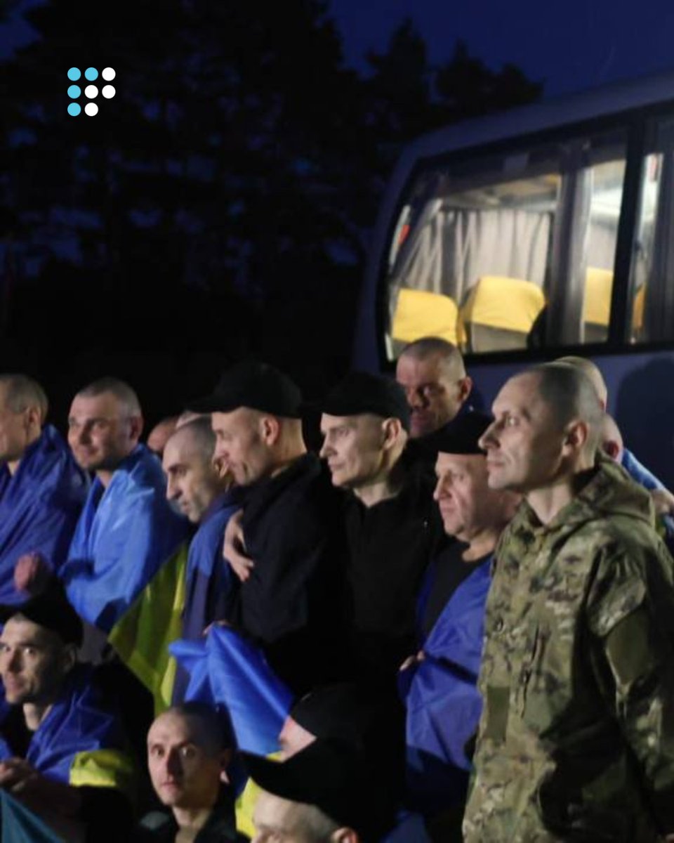 HromadskeRadio's tweet image. 🇺🇦 До України повернулися військовослужбовці Збройних Сил, зокрема з Десантно-штурмових військ, ВМС, Сил ТрО, а також представники Держприкордонслужби, Нацгвардії та Національної поліції. Звільнено як солдатів і сержантів, так і офіцерів.
📍Серед визволених — воїни, які…