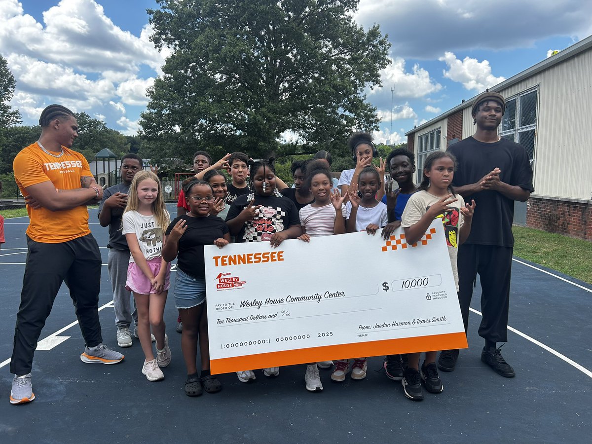 Camille Gear (@camillegeartv) on Twitter photo #Vols Travis Smith Jr. and Jaedon Harmon gave $10,000 of their NIL money to Wesley House Community Center!!
Catch the story on <a href="/wbir/">WBIR Channel 10</a>!! Truly embodying the Volunteer spirit π₯Ή #Vols Travis Smith Jr. and Jaedon Harmon gave $10,000 of their NIL money to Wesley House Community Center!!
Catch the story on <a href="/wbir/">WBIR Channel 10</a>!! Truly embodying the Volunteer spirit π₯Ή
