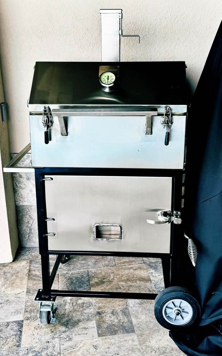 TurnBucklBBQ's tweet image. Instead of moving the grates up and down, you move the fire up and down. It’s completely insulated also. Direct heat cooking at it’s finest! It’s a Pitmaker CARBON-Q INSULATED