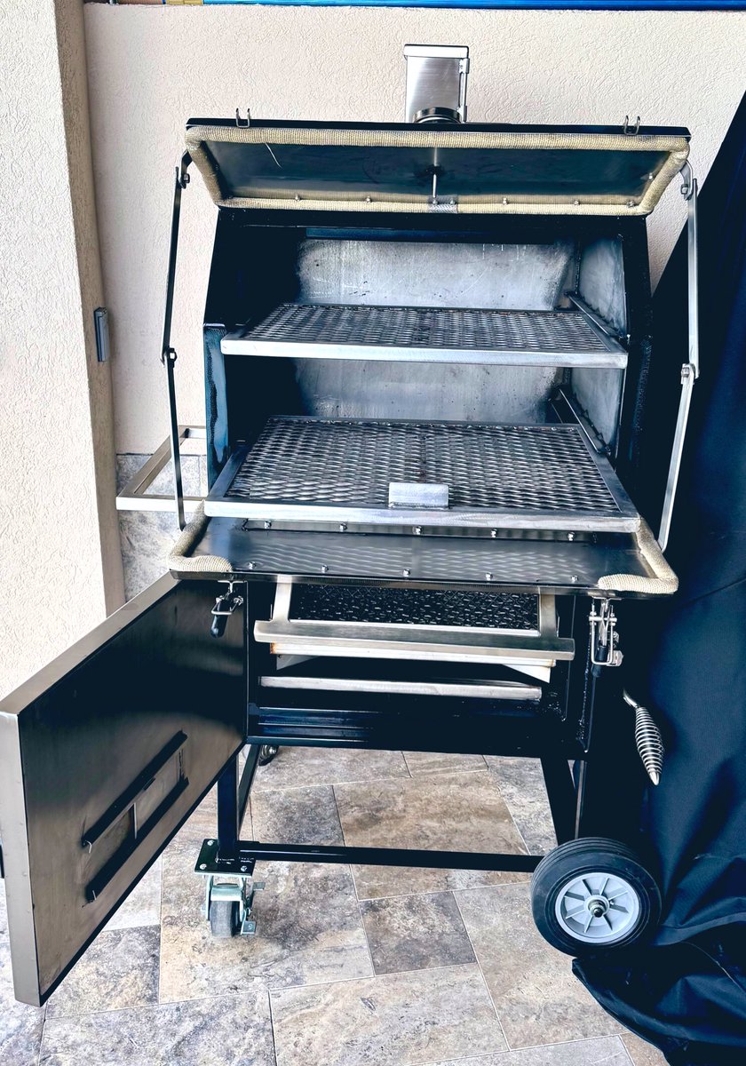 TurnBucklBBQ's tweet image. Instead of moving the grates up and down, you move the fire up and down. It’s completely insulated also. Direct heat cooking at it’s finest! It’s a Pitmaker CARBON-Q INSULATED