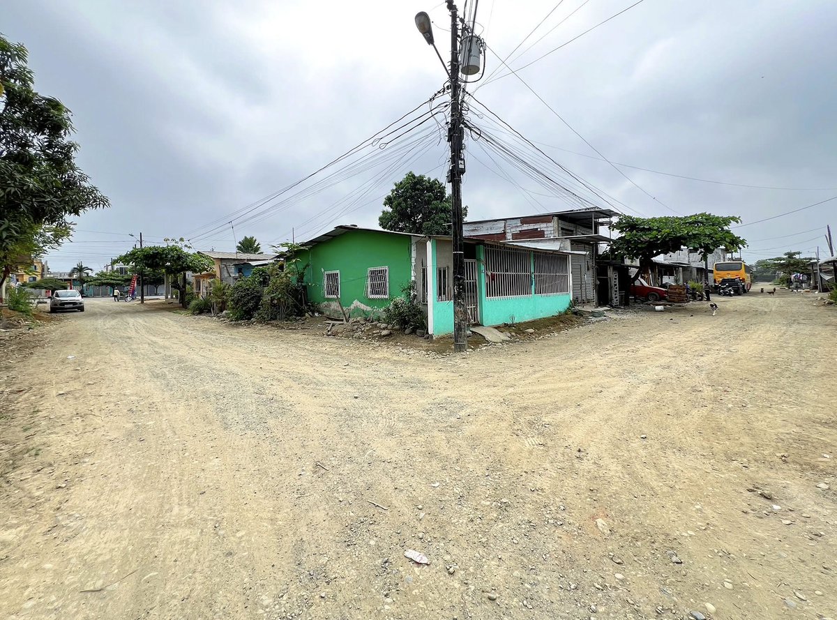 Como alcaldesa, supervisé la reconformación de calles en 6 de Abril – Lado B, el huerto orgánico en la Casa del Adulto Mayor y el canal de aguas lluvias en Alamiro Cevallos, acciones que protegen y benefician a nuestra comunidad.