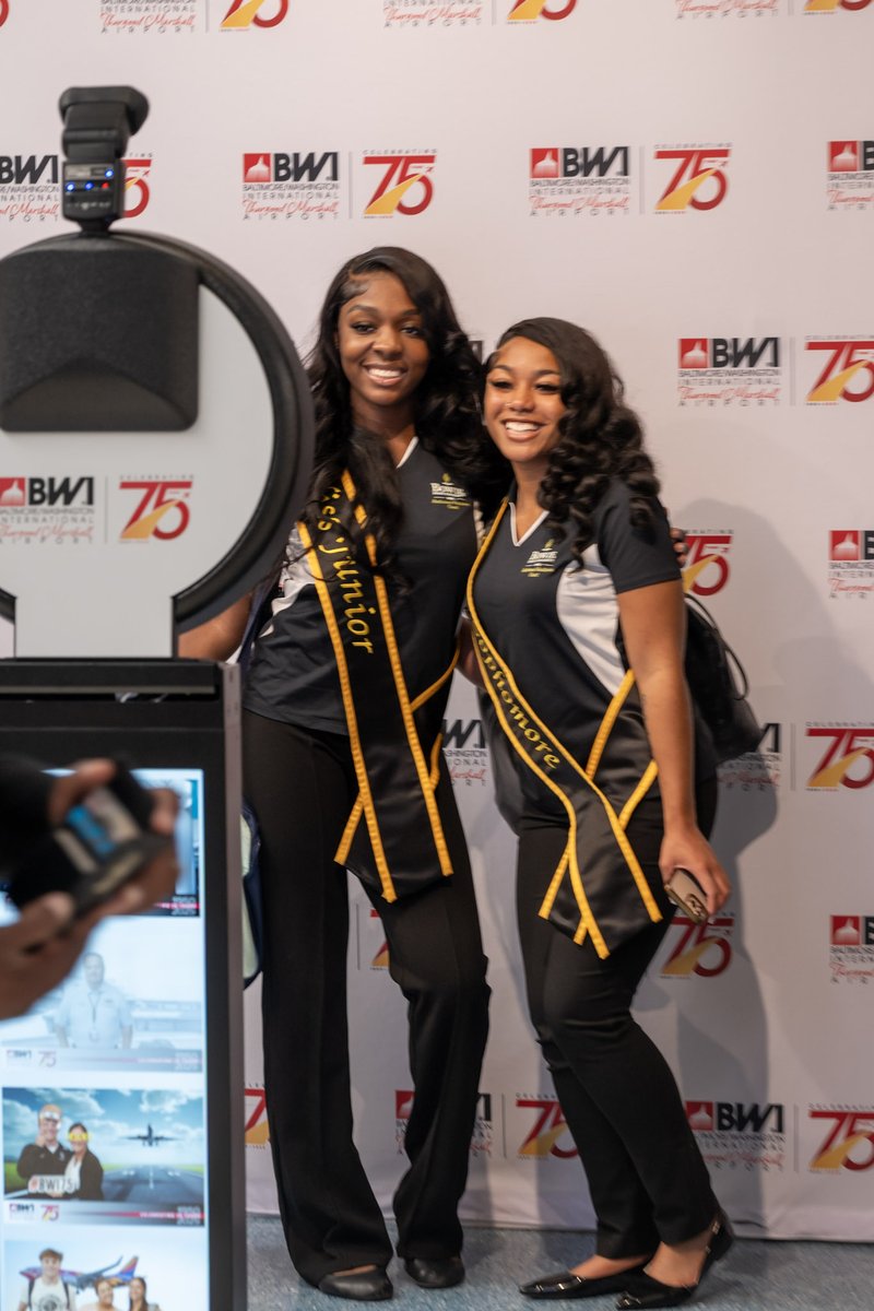 Travelers and workers alike are enjoying a pop-up photo booth at our A/B Food Court this afternoon!

It comes on the 75th anniversary of the first scheduled arrival of a commercial airliner. #BWI75