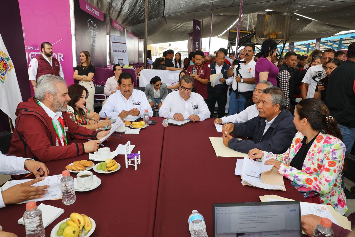 Sistema Michoacano de Radio y Televisión (@sistemamich) on Twitter photo El gobernador <a href="/ARBedolla/">Alfredo Ramírez Bedolla</a> presenta los resultados del programa Gobernador en Territorio:
➡️7 mil solicitudes recibidas.
➡️27 municipios y comunidades indígenas en autogobierno recorridas.
➡️Obra, educación, salud, apoyo al campo, acceso al agua, las principales demandas.
📸 El gobernador <a href="/ARBedolla/">Alfredo Ramírez Bedolla</a> presenta los resultados del programa Gobernador en Territorio:
➡️7 mil solicitudes recibidas.
➡️27 municipios y comunidades indígenas en autogobierno recorridas.
➡️Obra, educación, salud, apoyo al campo, acceso al agua, las principales demandas.
📸