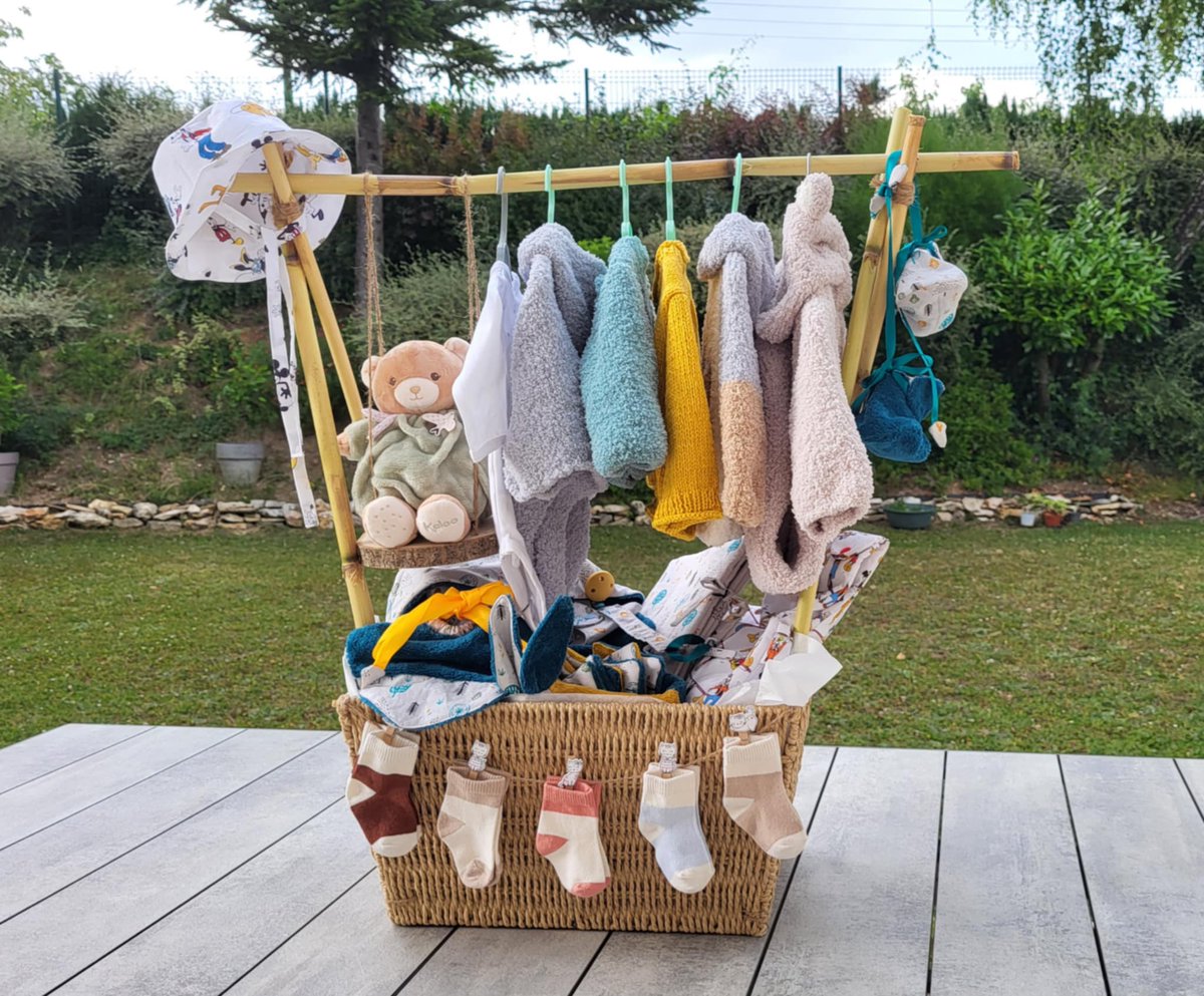 Anthropolegiste's tweet image. Voici les cadeaux de naissance faits main de ma mère pour notre fils 🤯 elle a même fait une vidéo avec le détail #influenceuse ⬇️