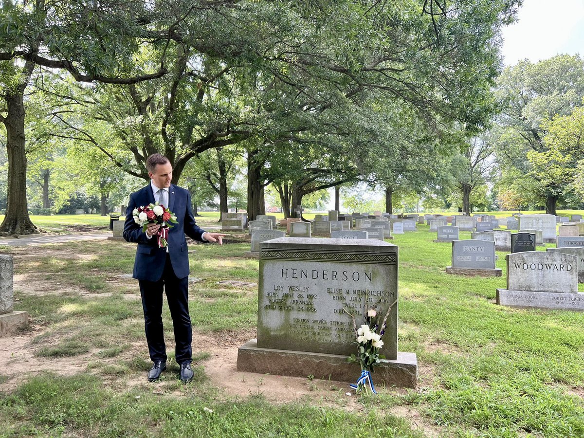 Marking 8️⃣5️⃣ years since the Welles Declaration charge d'affaires a.i. Jānis Beķeris alongside representatives from Embassies of 🇪🇪 and 🇱🇹 laid flowers at the grave of the 11th U.S. Under Secretary of State Sumner Welles and U.S. diplomat Loy W. Henderson.