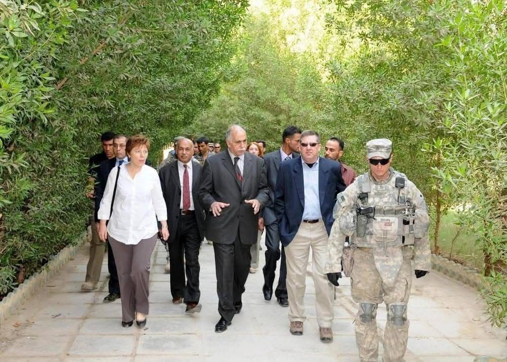 al_7000al's tweet image. صادوووا 🔴 الدكتور الاطاري المووجـ...ــاهد صالح اسماعيل نجم الكرناوي / دولة القانون في صورة مع القوات الامريكية اثناء عملية نوعية للمغاومة
#دگ_مقاومة
#خور_عبدالله