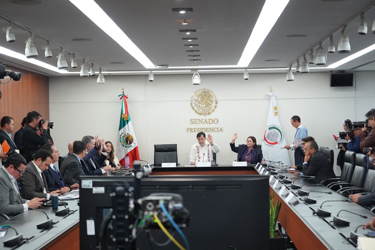 imeldacastromx's tweet image. La jornada de este miércoles la iniciamos con la reunión de la Mesa Directiva de la #ComisiónPermanente.
@senadomexicano @Mx_Diputados