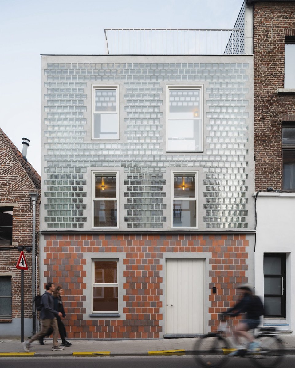 dezeen's tweet image. Glass-brick facade pulls light into Belgian infill home by Delmulle Delmulle Architecten:
dezeen.com/2025/07/23/gla…
