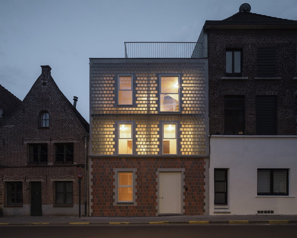 dezeen's tweet image. Glass-brick facade pulls light into Belgian infill home by Delmulle Delmulle Architecten:
dezeen.com/2025/07/23/gla…